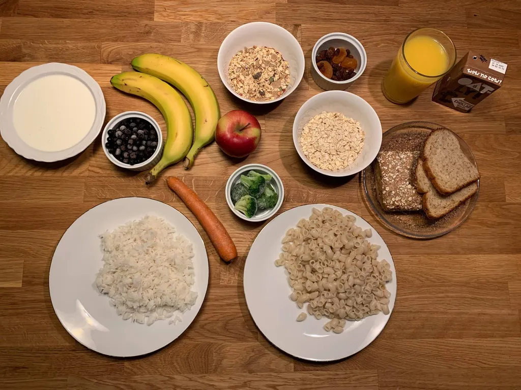 Bilden illustrerar hur det kan se ut under en träningsdag med exempelvis 3 timmars lågintensiv träning och där målet är att få i sig 6g/ kg kroppsvikt dvs totalt 390 g kolhydrat.